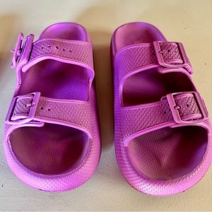 32 Degrees Size W 9-10, M 7-8 thick soled squishy sandals with working buckles